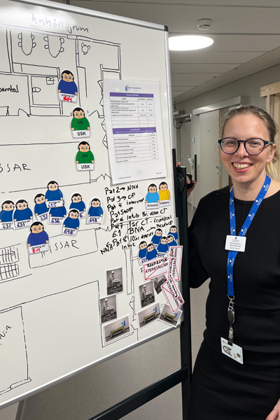 Photo of Hanna Tegnér at the whiteboard with ETS material.